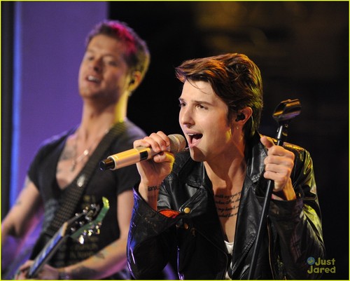  It's New Музыка Live with Hot Chelle Rae!