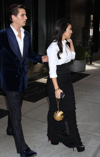  Kourtney Kardashian & Scott Disick Out In New York