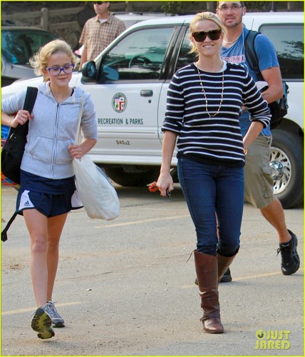  Reese Witherspoon & Ava: Griffith Park Pair
