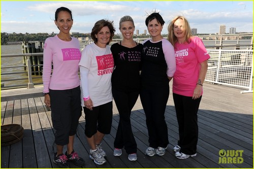  Reese Witherspoon Participates in Avon Walk For Breast Cancer