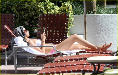 Ashley Tisdale: Poolside Pretty