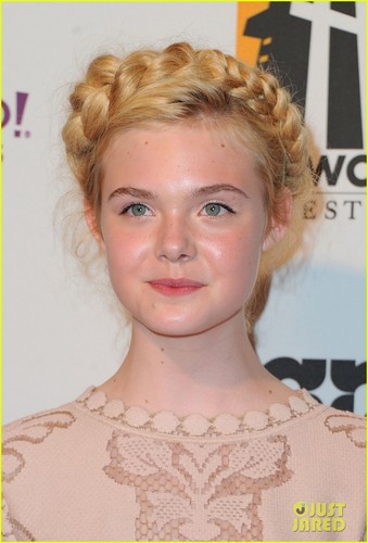 Elle Fanning - Hollywood Film Awards 2011