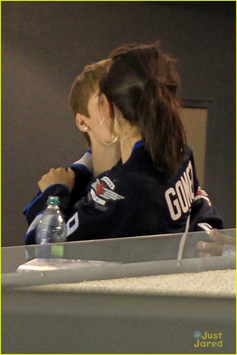 Justin and Selena kisss, at Winnipeg Jets Game