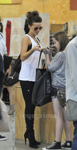  Kate Beckinsale And Family Enjoy A ngày Of Shopping in Santa Monica, Oct 23