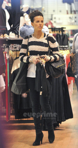 Kate Beckinsale And Family Enjoy A Day Of Shopping in Santa Monica, Oct 23