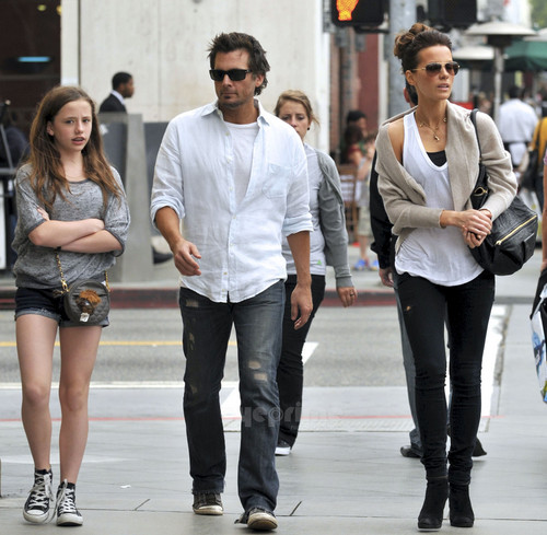  Kate Beckinsale And Family Enjoy A 日 Of Shopping in Santa Monica, Oct 23