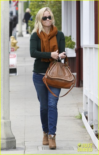 Reese Witherspoon: Speedy Brentwood Stop!