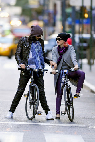  Russell Brand and Katy Perry go for a bike ride together in New York City