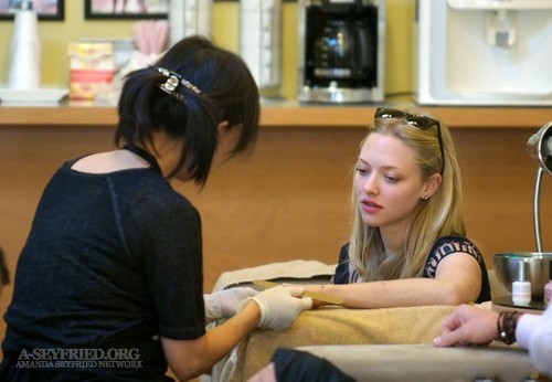  Amanda at Bellacures salon with Finn - 10/26/11