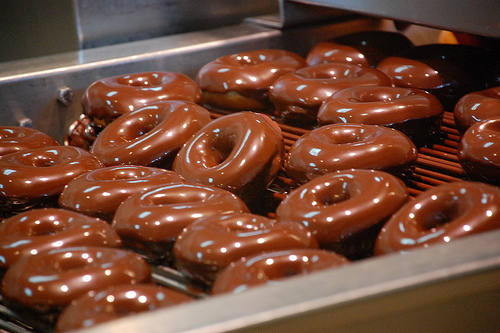  Chocolate-Glazed chokoleti donuts
