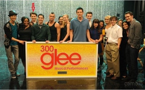 Look who's in the photo, Glee Cast 300th.