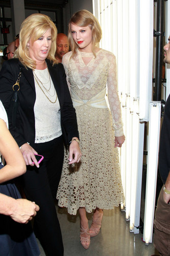  Taylor rapide, swift at the Rodarte Fashion montrer in NYC
