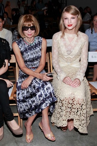 Taylor 빠른, 스위프트 at the Rodarte Fashion Show in NYC