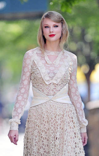  Taylor 빠른, 스위프트 at the Rodarte Fashion Show in NYC