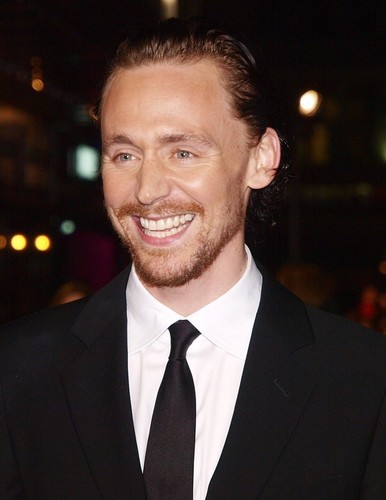  Tom Hiddleston arrives for the Premiere of the film "The Deep Blue Sea" in London