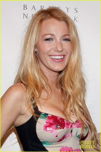  Blake Lively: Christian Louboutin coquetel Cutie!