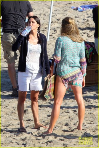  Courteney Cox: 'Cougar Town' ساحل سمندر, بیچ Scenes!