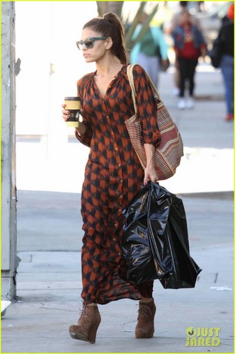  Eva Mendes: Studio City Shopper