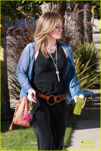  Hilary Duff Checks Out Monster Baby Slippers
