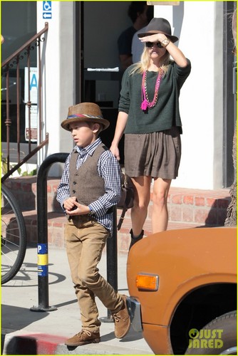 Reese Witherspoon: Sunday Church Services with the Family
