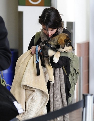  Selena - At Lax Airport - October 31, 2011