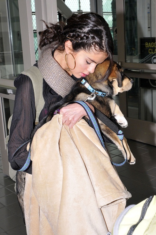 Selena At Lax Airport October 31 2011