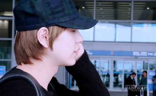 kyuhyun at airport  comeback from spain