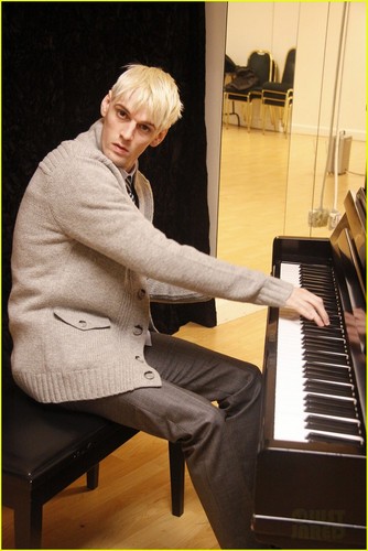 Aaron Carter is the Piano Man