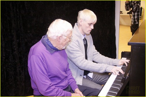 Aaron Carter is the Piano Man