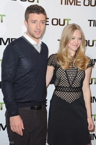  Amanda and Justin at the "Time Out" photocall in Paris - 04/11/11