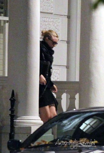  Dakota visiting Kristen Stewart at her appartment [HQ]