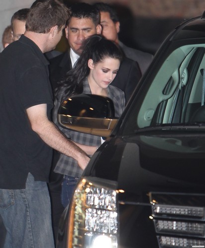  Kristen Stewart leaving Jimmy Kimmel onyesha in Hollywood - November 3rd, 2011.