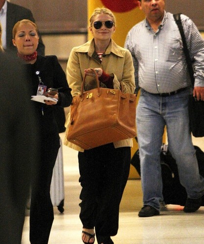 Mary-Kate & Ashley -  arrive at JFK Airport in New York, 04 October 2011