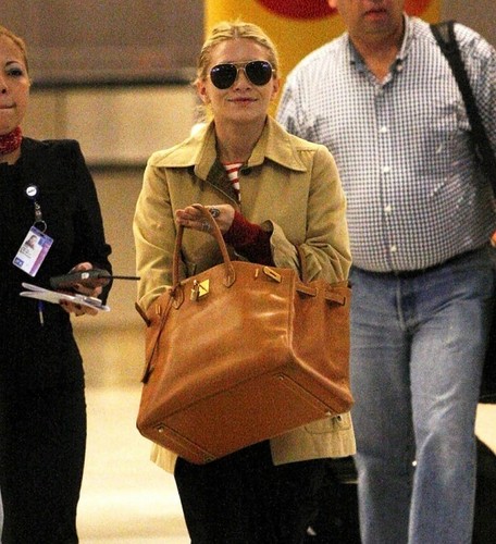 Mary-Kate & Ashley -  arrive at JFK Airport in New York, 04 October 2011