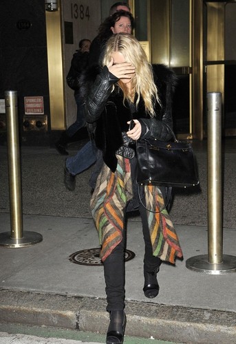 Mary-Kate & Ashley - spotted leaving a building in NYC, 03. November 2011