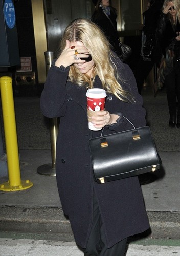 Mary-Kate & Ashley - spotted leaving a building in NYC, 03. November 2011