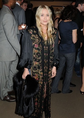  Mary-Kate - attends the Take halaman awal a Nude benefit at Sotheby's in NYC, 17. October 2011