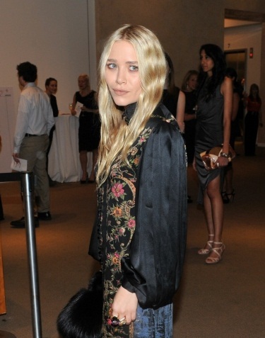  Mary-Kate - attends the Take 首页 a Nude benefit at Sotheby's in NYC, 17. October 2011