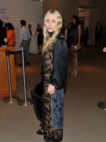  Mary-Kate - attends the Take 首页 a Nude benefit at Sotheby's in NYC, 17. October 2011