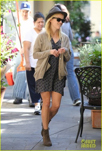 Reese Witherspoon: Sunny Shopping Trip!