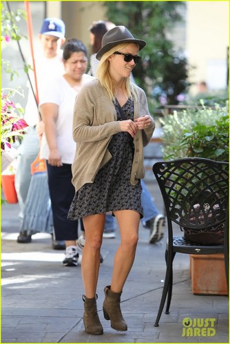Reese Witherspoon: Sunny Shopping Trip!