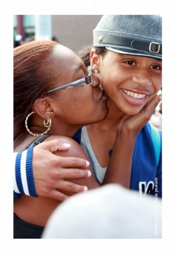  Roc Getting Kissed on the Neck द्वारा a Fan!