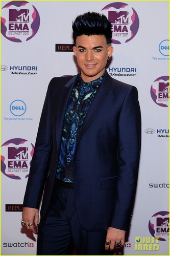 Adam Lambert: MTV EMAs 2011 Red Carpet & Performance