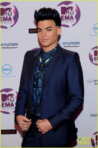 Adam Lambert: MTV EMAs 2011 Red Carpet & Performance