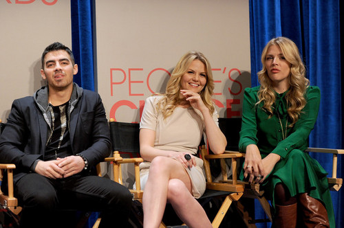 Jennifer Morrison @ the People's Choice Awards 2012 Nominations Press Conference