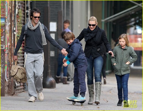  Kate Winslet & Ned Rocknroll: NYC Stroll with Mia & Joe!