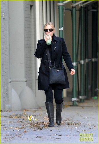  Kate Winslet & Ned Rocknroll: NYC Stroll with Mia & Joe!