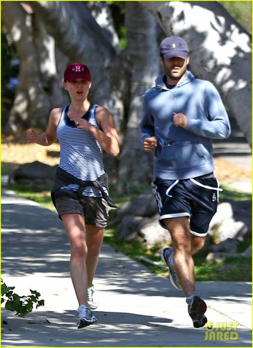 Natalie Portman & Benjamin Millepied Jog in Los Feliz