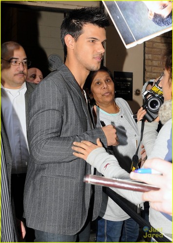  Taylor Lautner is 'Live! With Regis and Kelly