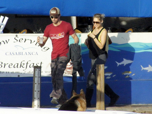Enrique Iglesias and Anna Kournikova Board a Boat  